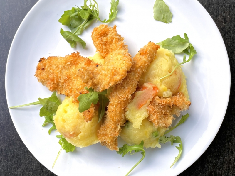 Panko morzsában sült csirkemell zöldséges burgonyapürével